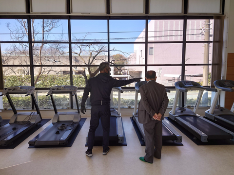 社会体育館改修工事の完成間近による石川町長視察の様子