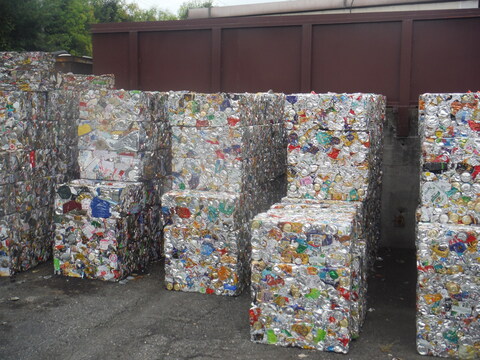 ブロック状にした空き缶