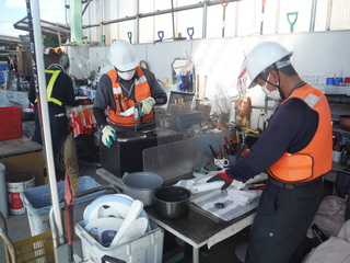 家電品を分解しています