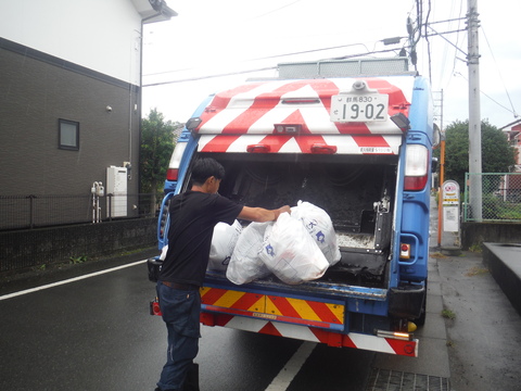 可燃ごみの積み込みの様子