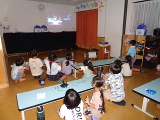 2日目のインサイドヘッドを真剣に観ているところ