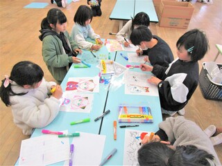 進級お祝いのオリジナル下敷きを作っているところ☆