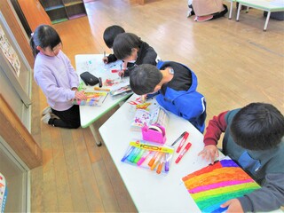 進級お祝いのオリジナル下敷きを作っているところ☆