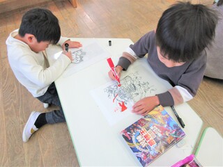 進級お祝いのオリジナル下敷きを作っているところ☆