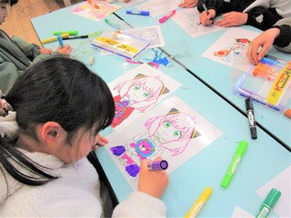 進級お祝いのオリジナル下敷きを作っているところ☆