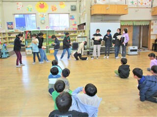 司会の5.6年生と見本を見せる4年生