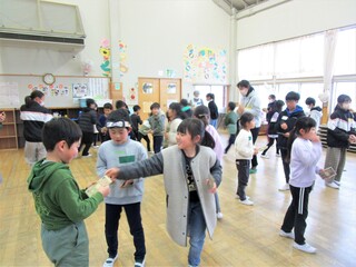 『めざせ！１００万円ゲーム』でじゃんけんをしているところ