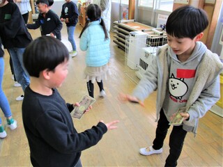 『めざせ！１００万円ゲーム』でじゃんけんをしているところ