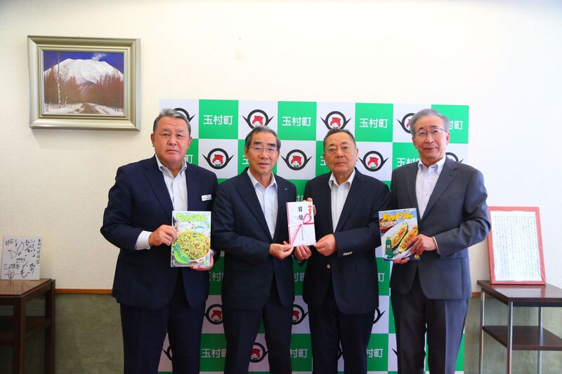 佐波伊勢崎農業協働組合様と記念撮影をする石川町長