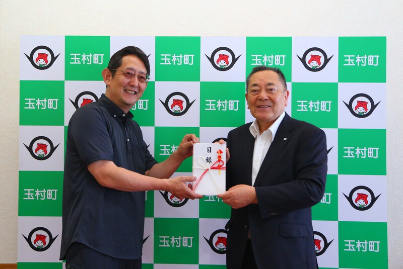 記念撮影をする石川町長