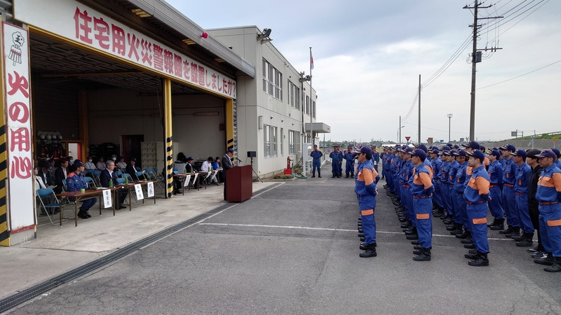 団員を前にする石川町長