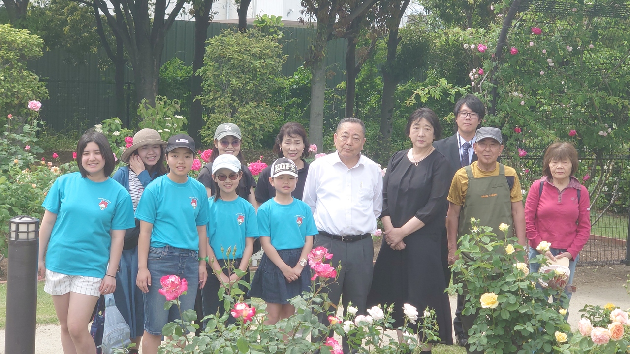 記念撮影をする石川町長