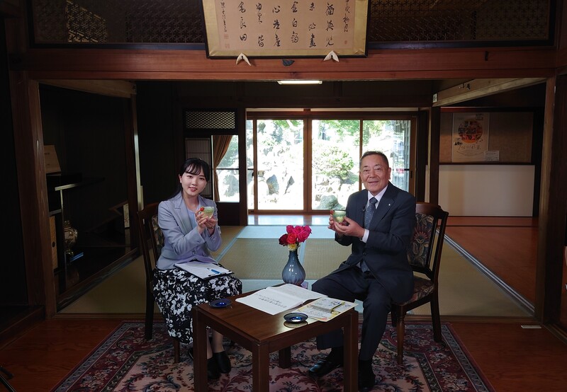 収録後の記念撮影をする石川町長