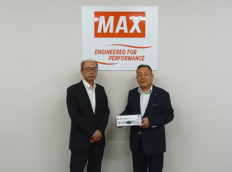 マックス取締役石井さんと記念撮影 