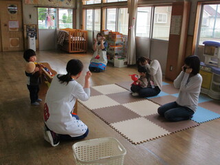 手遊びをしている様子