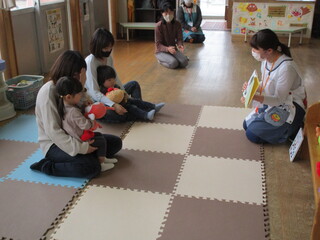 絵本の読み聞かせの様子①