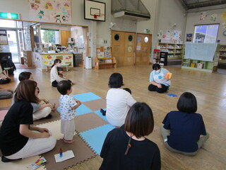 絵本を読んでいるところ