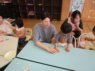 シールを選んでいるところ