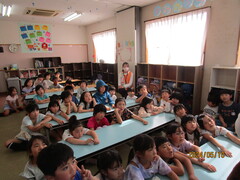 読み聞かせに参加している子どもたち