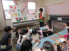 大型絵本の読み聞かせ①