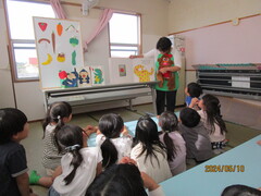 大型絵本の読み聞かせ②