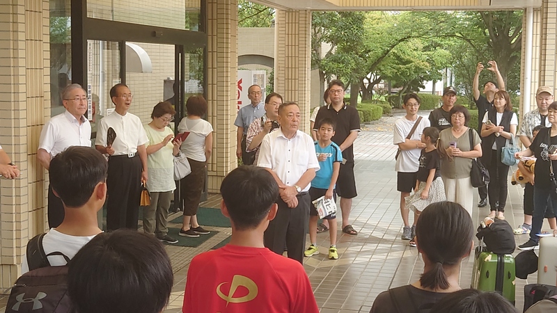 あいさつをする石川町長