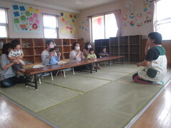 手遊びをしているところ