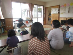 絵本を見ているところ