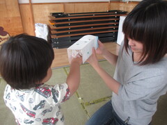 万華鏡をのぞく男の子