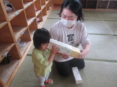 万華鏡をのぞく女の子