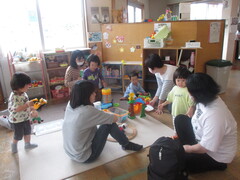 おもちゃであそぶ子どもたち