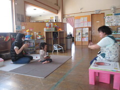 手遊びをしているところ