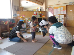 パンダのぬいぐるみと触れ合う男の子①