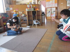 絵本に合わせて「グー」ポーズ