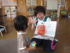 絵本に合わせて「パー」ポーズ