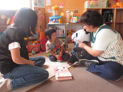 パンダのぬいぐるみと触れ合う男の子②