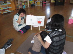 大型絵本を見ているところ