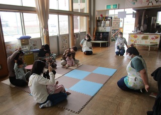 手遊びをしているところ