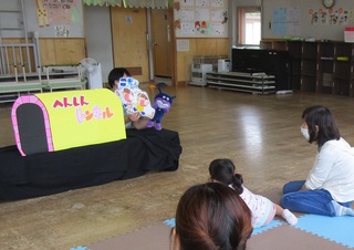 くすぐられるバイキンマン