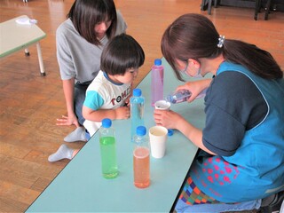 キラキラのきれいな色水、何色にしようかな？