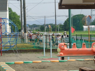 歩道を歩いて無事児童館に到着するところ