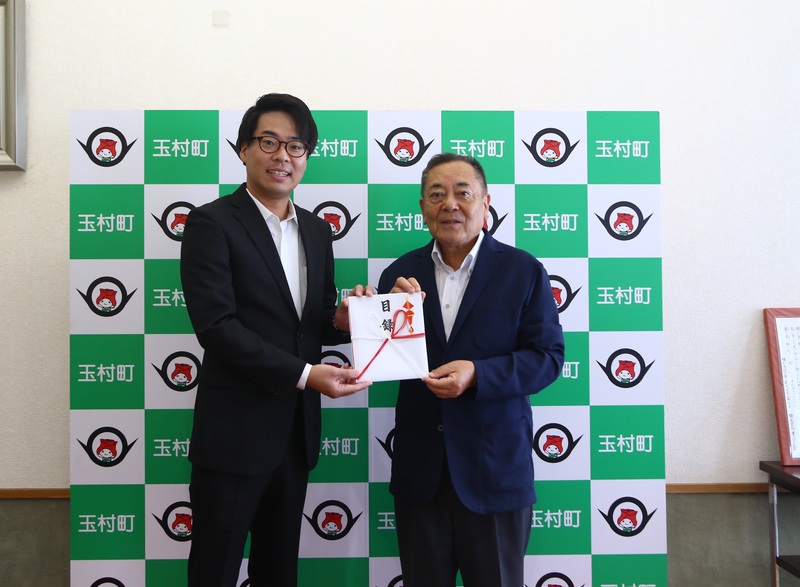 町長と記念撮影 記念撮影をする石川町長