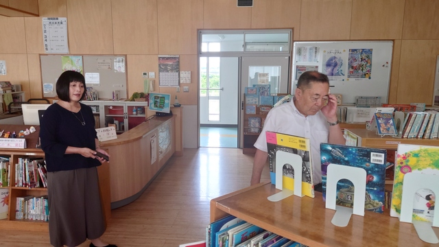 説明を受ける石川町長 説明を受ける石川町長