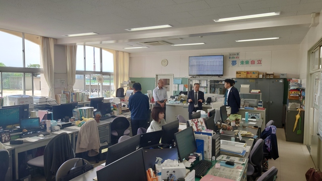 校内視察をする石川町長 校内視察をする石川町長