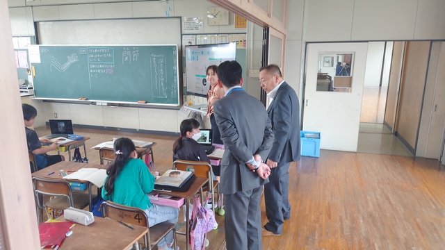 校内視察をする石川町長 校内視察をする石川町長