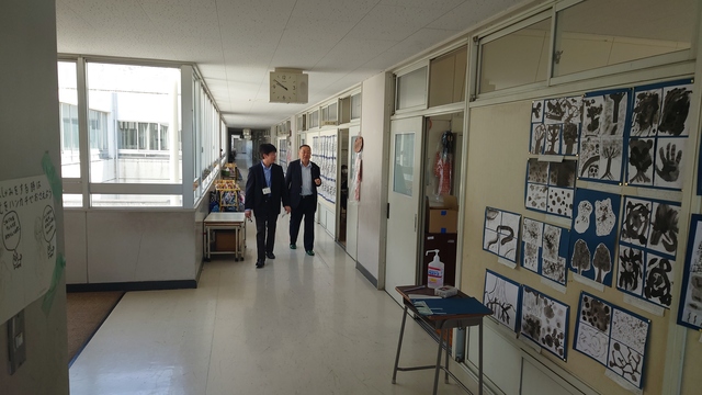 校内視察をする石川町長 校内視察をする石川町長