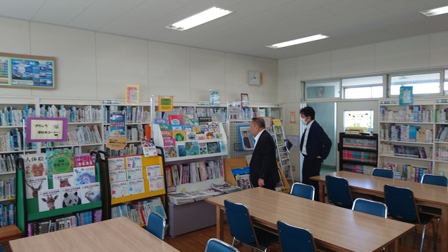 校内視察をする石川町長 校内視察をする石川町長