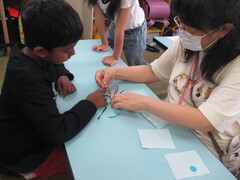 キラキラテープを起こして貼っている子ども