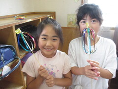 完成したくるくるレインボーを嬉しそうに持つ女の子2人