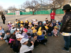 小学校に到着して話を聞く子どもたち